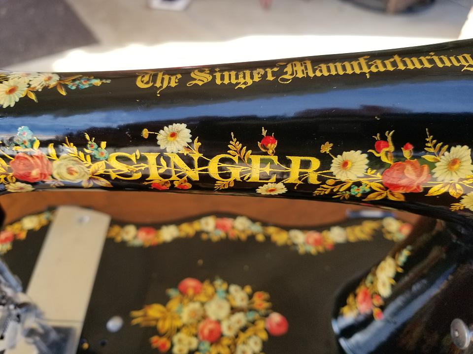 Singer Vibrating Shuttle Painted Roses