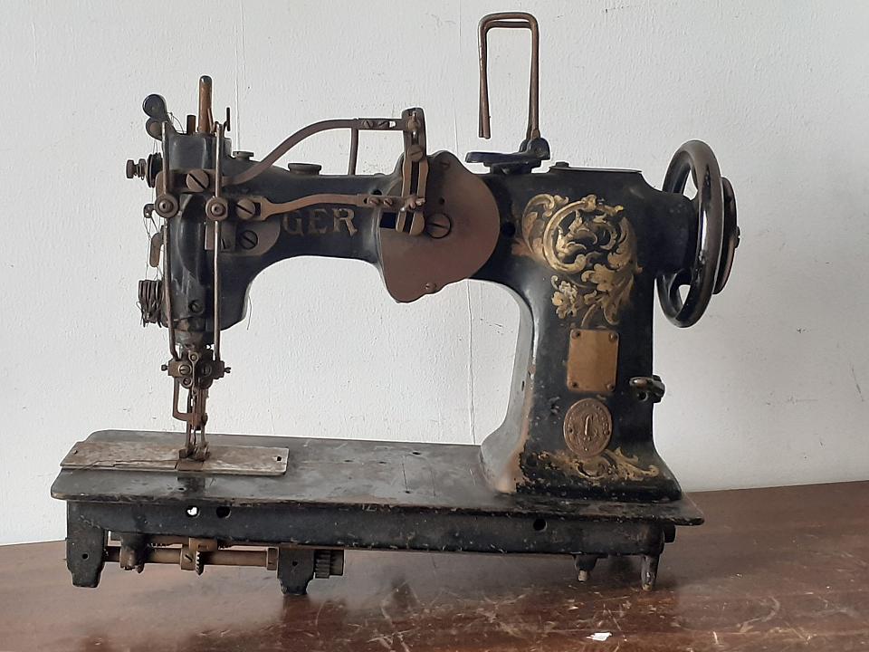 Singer Hemstitching Sewing Machine